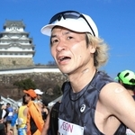 沿道の声援を受けて完走したという間慎太郎さん＝姫路城三の丸広場（撮影・辰巳直之）