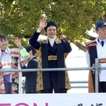 ランナーに手を振る池松壮亮さん（右）とスペシャルゲストランナーの田中希実選手＝姫路市本町（撮影・後藤亮平）