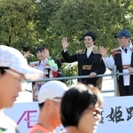 ランナーに手を振る池松壮亮さん＝姫路市本町