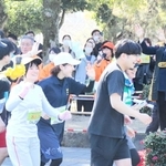 世界遺産姫路城マラソンのファンラン５キロでランナーを応援する俳優の池松壮亮さん（右）＝姫路市本町