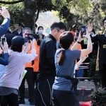 世界遺産姫路城マラソンのファンラン５キロでランナーを応援する俳優の池松壮亮さん（右）＝姫路市本町