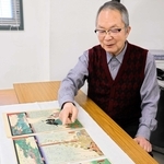 巡礼の霊場を解説した「観音霊験記」を前に講座について語る小栗栖健治・播磨学研究所長＝播磨学研究所