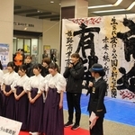 新駅の開業を待ち望む姫路商業高校書道部（前列）とヴィクトリーナ姫路のメンバー（後列）ら＝姫路市駅前町