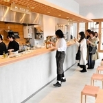 県産食材をたっぷり使ったスープなどが提供されるカフェスペース＝姫路市西駅前町