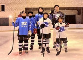 アイスホッケーの全国大会に、兵庫県の代表メンバー・候補として選ばれた「エストレラはりまアイスワンダーズ」の選手＝姫路市豊富町神谷、姫路セントラルパーク（提供）