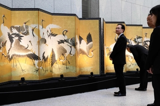 寄贈された「群鶴図屏風」の高精度複製＝県立歴史博物館