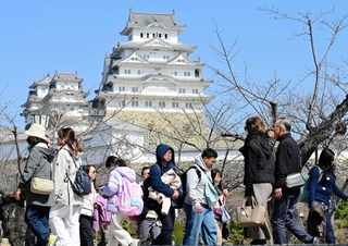 料金改定の初日を迎えた姫路城。国内外の観光客が足を運んだ＝１日午前、姫路市本町（撮影・中西幸大）