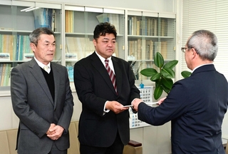 新社「家島ライナー」の代表取締役として許可証を受け取る高福ライナーの高山欣也社長（中央）と高速いえしまの畑野長利社長（左）＝神戸運輸監理部姫路海事事務所