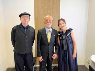 ボニージャックスの玉田元康さん（中央）と、共演する小林俊介さん（左）、順子さん（提供写真）