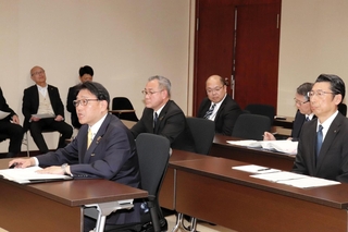 姫路市会議会運営委員会で、発言について説明する清元秀泰市長（左手前）＝５日午後、姫路市安田４