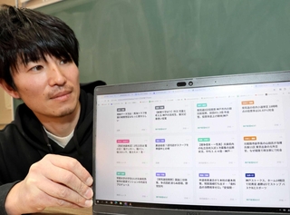 教材用のニュースアプリを制作した前野翔大教諭＝姫路市豊富町御蔭、豊富小中学校