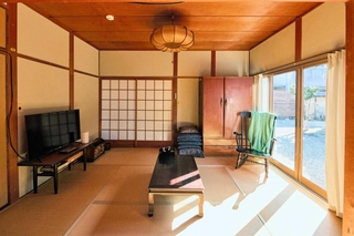 昭和期に建てられた離れを改修した部屋には、たんすなど昔ながらの家具が残る（提供）＝姫路市大塩町