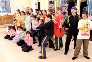 練習に取り組むメンバー＝ケイミュージックストリート