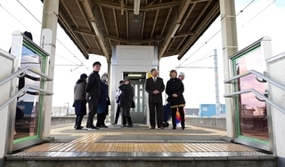 エレベーター（中央奥）が整備されたＪＲ京口駅のホーム＝姫路市京口町