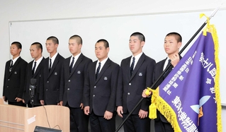 選抜旗を手に甲子園での健闘を誓う松本太翔主将（右端）ら＝東洋大姫路高校