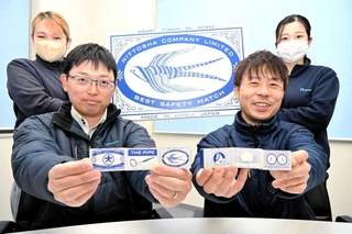 マッチの需要減少にあらがい、「見せるマッチ」を開発した社員ら＝姫路市東山、日東社