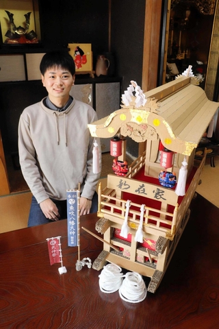 だんじりの模型を作った小谷崚太さん。精巧さと郷土愛が光る＝姫路市網干区新在家