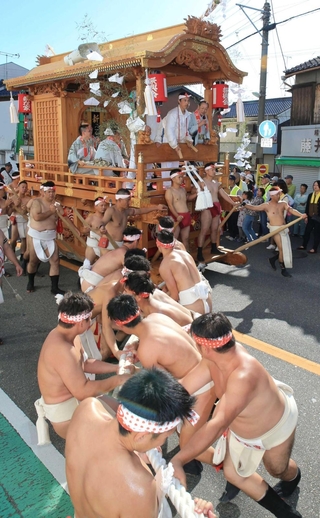 秋祭りで町を巡行する新在家地区のだんじり＝２０１８年１０月、姫路市網干区新在家