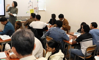 日本国内で働くため、日本語学校で学ぶ外国人ら＝２０２５年１０月、姫路市四郷町山脇