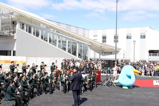ＪＲ手柄山平和公園駅の開業を祝って演奏する山陽中学校吹奏楽部の生徒ら＝１４日午前、姫路市西延末