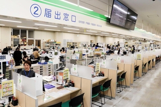 「待たない窓口」の実現を目指す姫路市役所本庁舎の住民窓口センター＝姫路市安田４