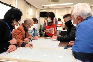 避難所運営の図上訓練に取り組む市民ら＝２０２５年２月、姫路市大津区天満