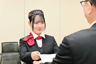 神姫観光の入社式で辞令を受け取る新人バスガイドの平野夢乃さん＝姫路市北条口１