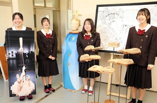 自作に込めた思いを語り合う香寺高校の生徒ら＝姫路市香寺町土師
