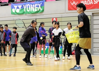 中学生向けに開かれたソフトテニス教室。今後は学校の枠を超えて技量向上に挑むことになる＝２０２５年１２月、姫路市西延末、ヴィクトリーナ・ウインク体育館