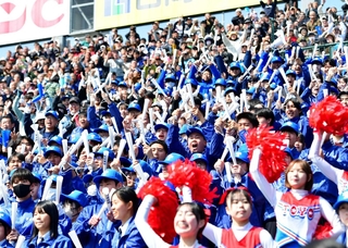 好プレーにわき上がるスタンド＝２１日午前、西宮市の甲子園球場（撮影・中西幸大）