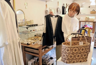 クラフト作家たちによる力作が並ぶ店内＝姫路市余部区上川原