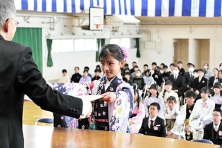 晴れやかな表情で卒業証書を手にする児童＝広畑小学校
