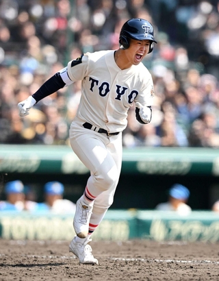 花咲徳栄戦の９回裏、代打で安打を放った東洋大姫路の藤本亜怜選手＝２１日、西宮市の甲子園球場（撮影・大田将之）