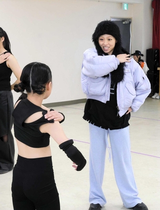 子どもたちに振り付けを指導するＲｙｏさん＝見野総合センター