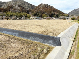 農作業の効率化のために区画整理された農地。斜面の大半が防草などを目的とした「鉄鋼スラグ」で舗装されている＝姫路市夢前町宮置