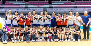 モンゴルの「ミントネット・ゴビ」と「ヴィアーレ兵庫」の選手ら＝姫路市西延末、ヴィクトリーナ・ウインク体育館（提供）