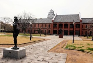 休館中も公開される姫路市立美術館の庭園＝姫路市本町