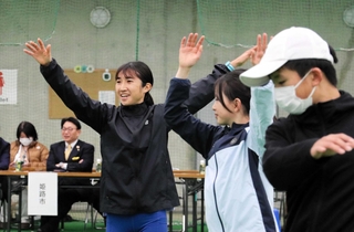 腕の動かし方を伝える田中希実選手（中央左）＝ＫＤ姫路みなとドーム