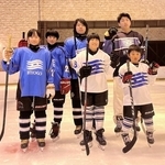 アイスホッケーの全国大会に、兵庫県の代表メンバー・候補として選ばれた「エストレラはりまアイスワンダーズ」の選手＝姫路市豊富町神谷、姫路セントラルパーク（提供）