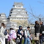 料金改定の初日を迎えた姫路城。国内外の観光客が足を運んだ＝１日午前、姫路市本町（撮影・中西幸大）