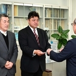 新社「家島ライナー」の代表取締役として許可証を受け取る高福ライナーの高山欣也社長（中央）と高速いえしまの畑野長利社長（左）＝神戸運輸監理部姫路海事事務所