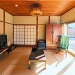 昭和期に建てられた離れを改修した部屋には、たんすなど昔ながらの家具が残る（提供）＝姫路市大塩町