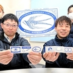 マッチの需要減少にあらがい、「見せるマッチ」を開発した社員ら＝姫路市東山、日東社