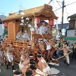 秋祭りで町を巡行する新在家地区のだんじり＝２０１８年１０月、姫路市網干区新在家