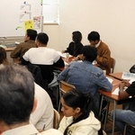 日本国内で働くため、日本語学校で学ぶ外国人ら＝２０２５年１０月、姫路市四郷町山脇