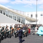 ＪＲ手柄山平和公園駅の開業を祝って演奏する山陽中学校吹奏楽部の生徒ら＝１４日午前、姫路市西延末