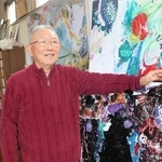 芸術文化大賞の受賞を喜ぶ井上仁さん＝たつの市揖西町竹万