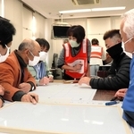 避難所運営の図上訓練に取り組む市民ら＝２０２５年２月、姫路市大津区天満