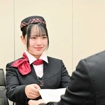 神姫観光の入社式で辞令を受け取る新人バスガイドの平野夢乃さん＝姫路市北条口１