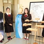 自作に込めた思いを語り合う香寺高校の生徒ら＝姫路市香寺町土師